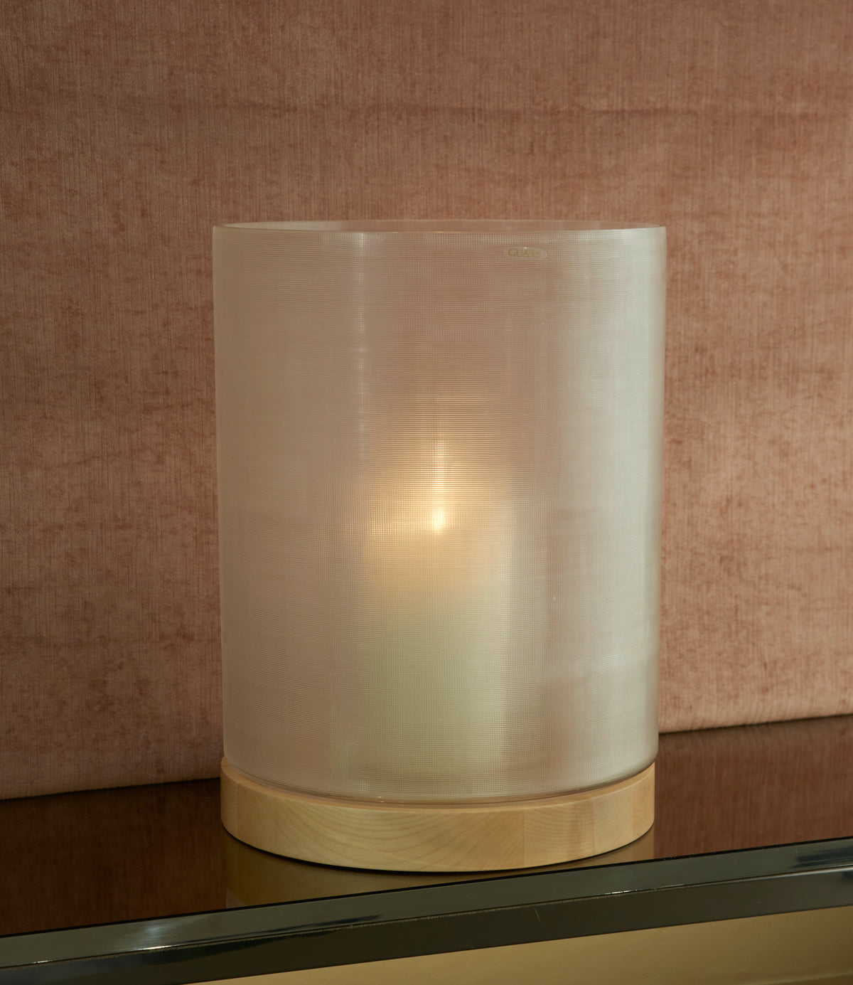 Guaxs - Windlicht und / oder Vase aus Milchglas mit Holzsockel