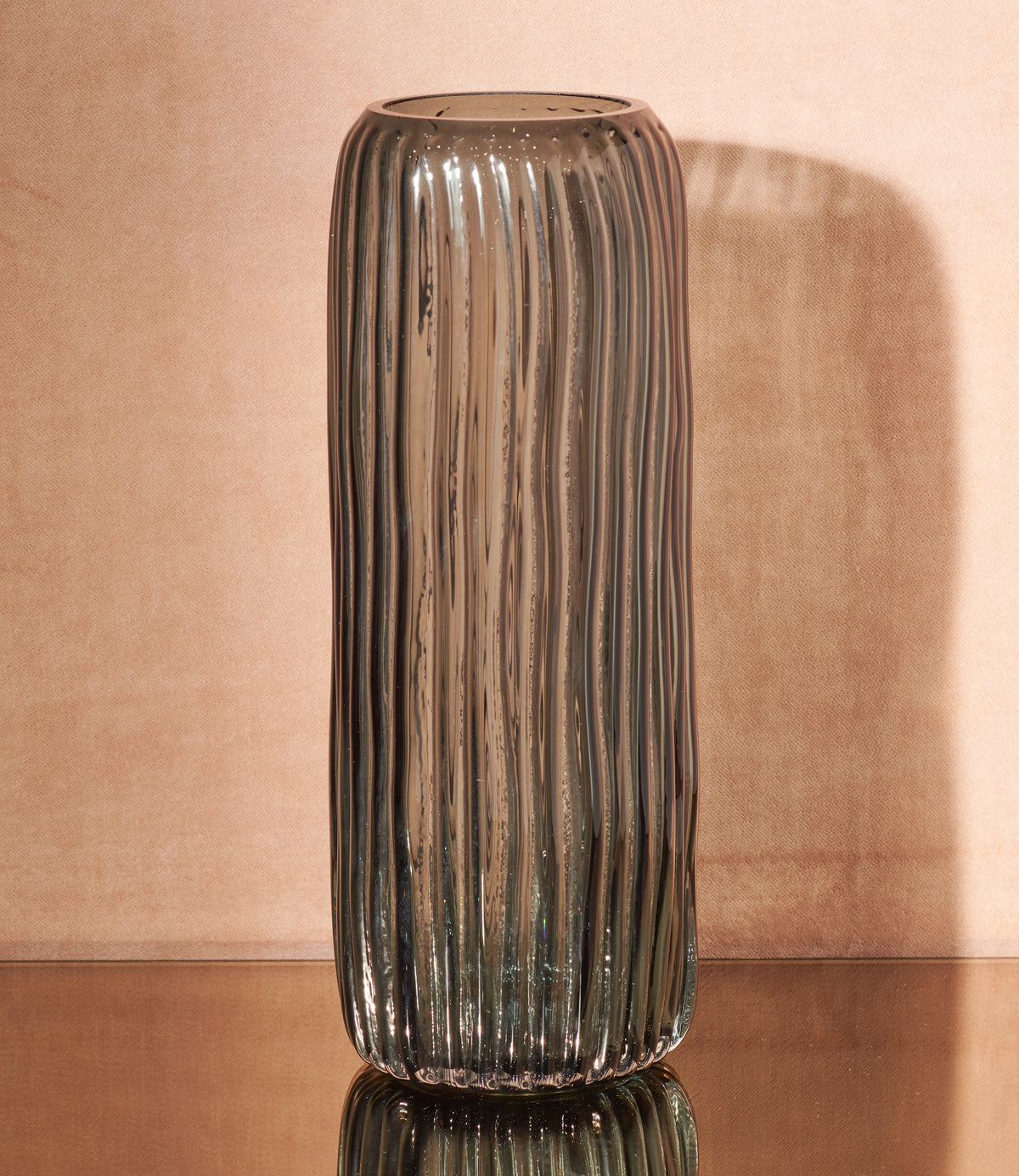 EDG - Vase aus Glas grau längs Rillen hoch
